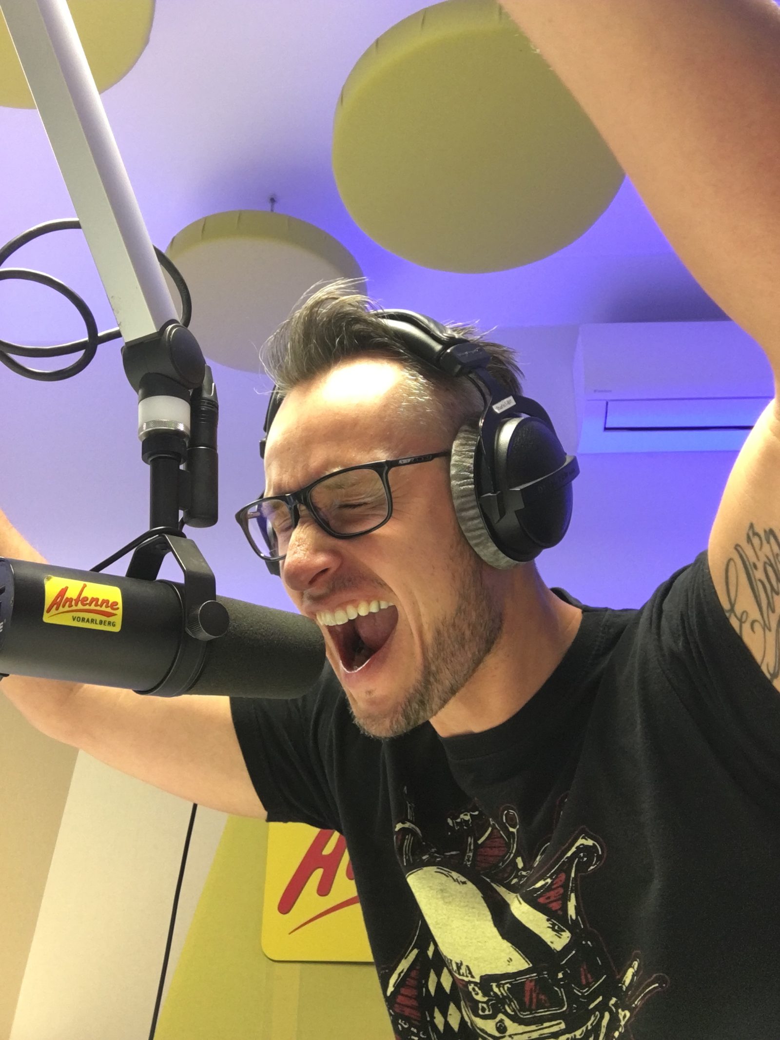 Mike Metelko im Radiostudio, Antenne-Vorarlberg-Mikrofon